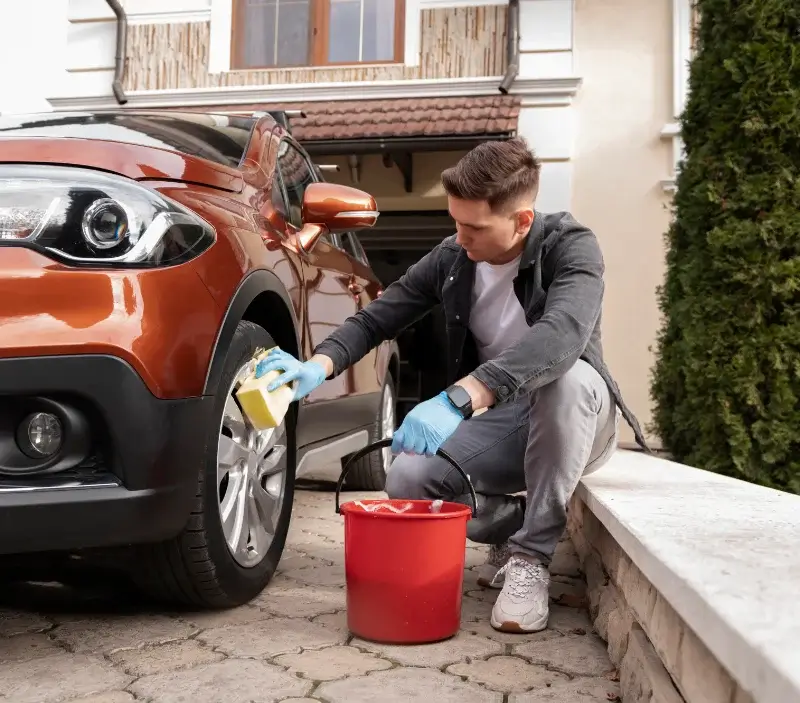 Lavage auto à domicile Domeyrot : professionnel intervenant sur un véhicule
